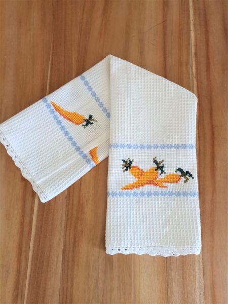 Kitchen towels with embroidery and a small lace made with crochet of 100%cotton yarn. Handmade from Greece with love. Set of two