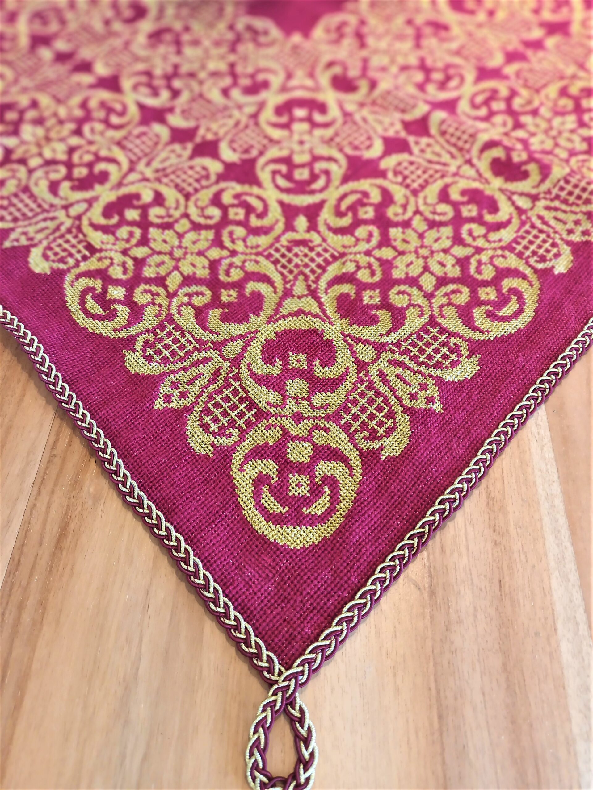 Medium tablecloth with embroidery in gold and red. It is suitable for coffee tables. Dimensions 0,75 x 0,75cm. 100% handmade from Epirus, Greece Choose a unique handmade artpiece to decorate your favorite spot and enjoy the warm of traditional arts