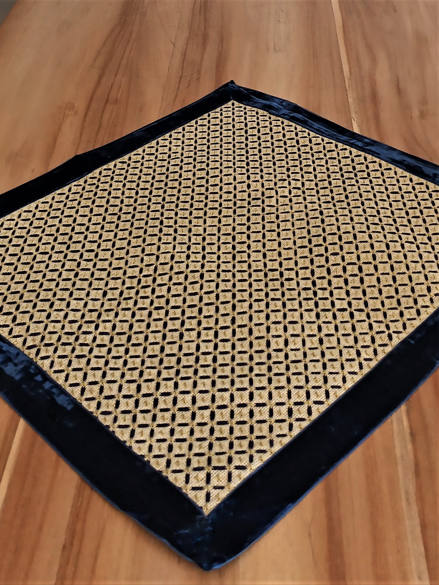 Small tablecloth with embroidery in dark blue with gold. Blue velvet ribbon all around. Dimensions 0,50 x 0,50cm.