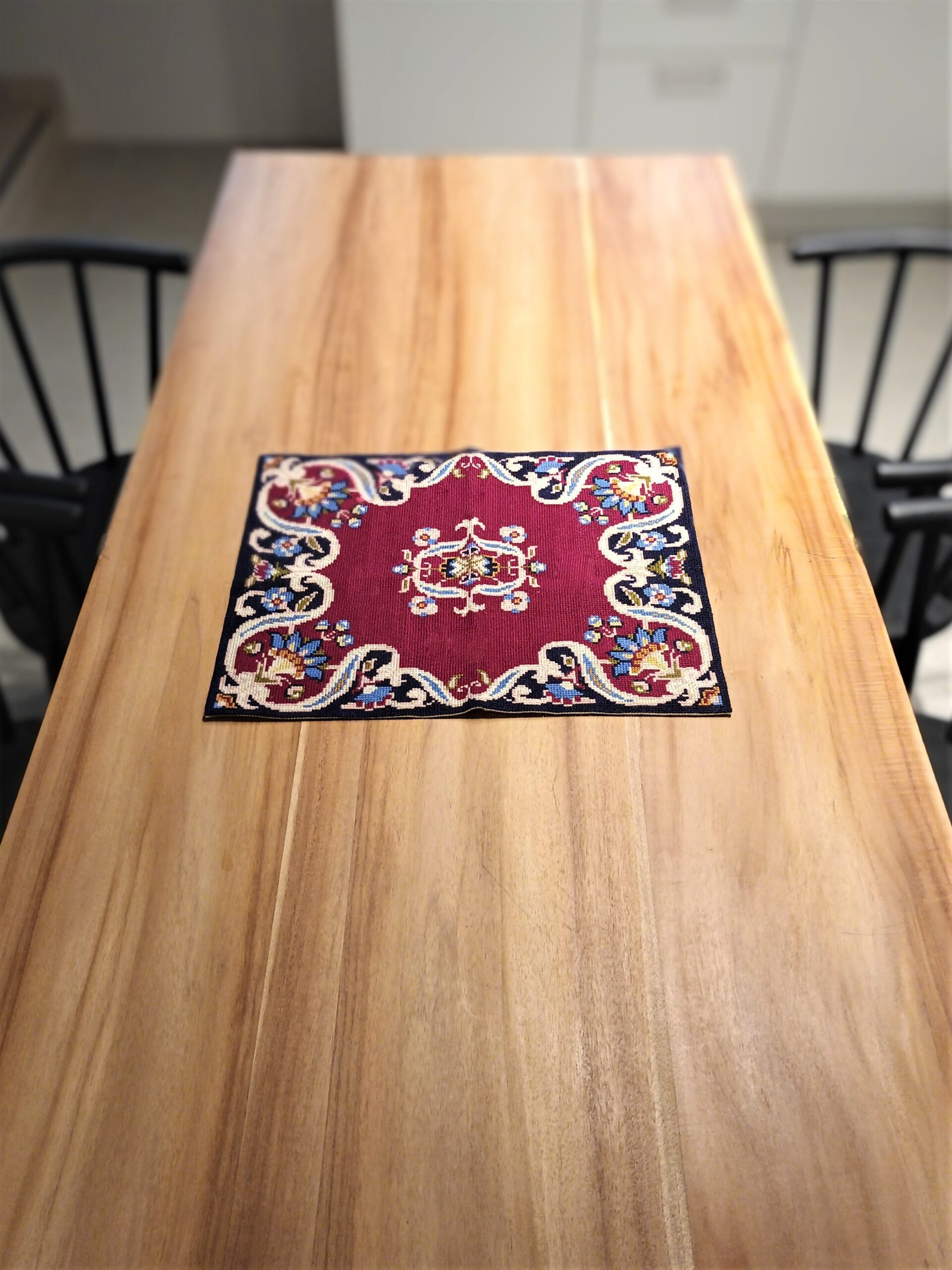 Small tablecloth with embroidery in red with flowers . Dimensions 0,40 x 0,50cm