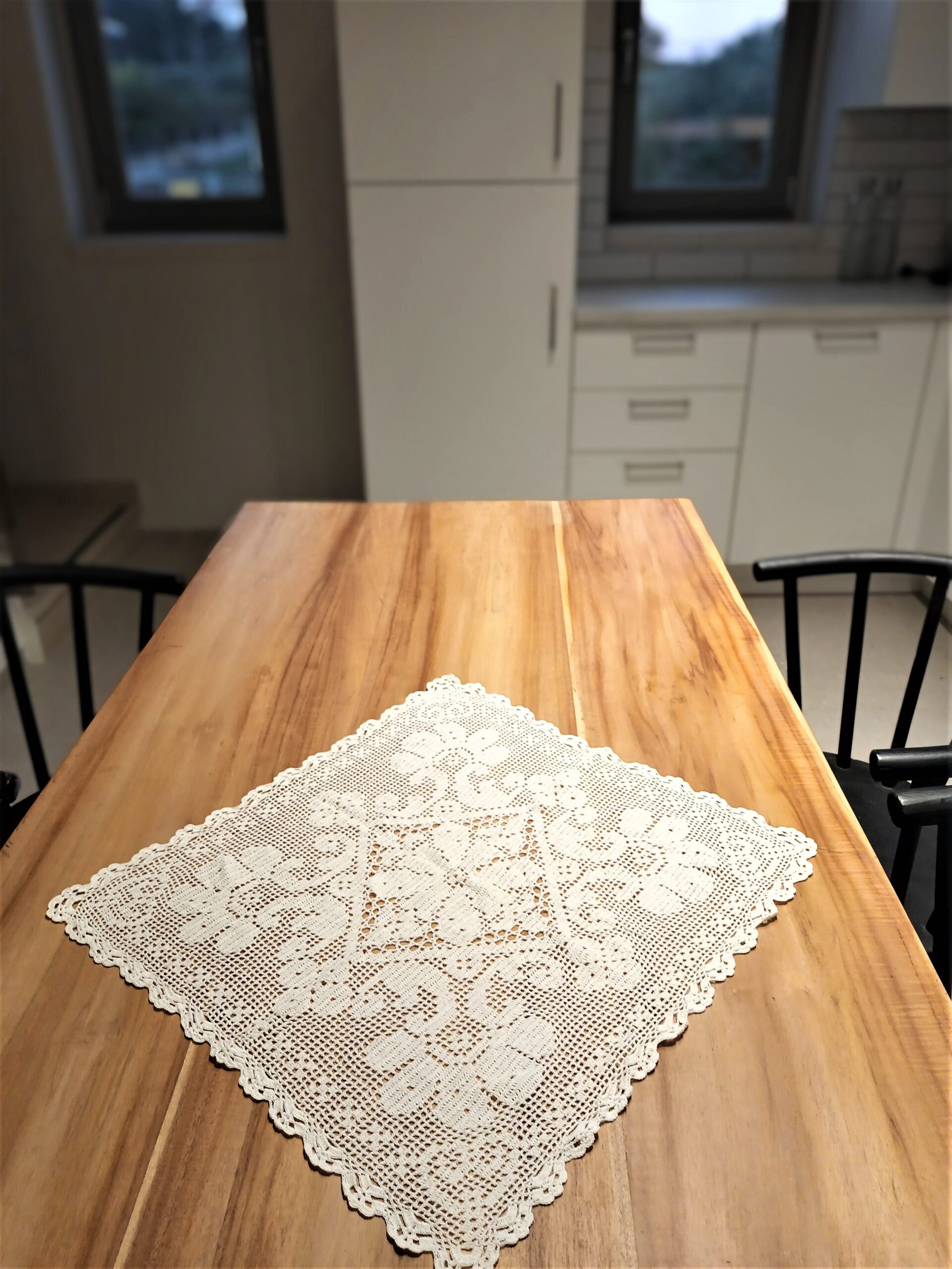 Small tablecloth in white knitted with crochet