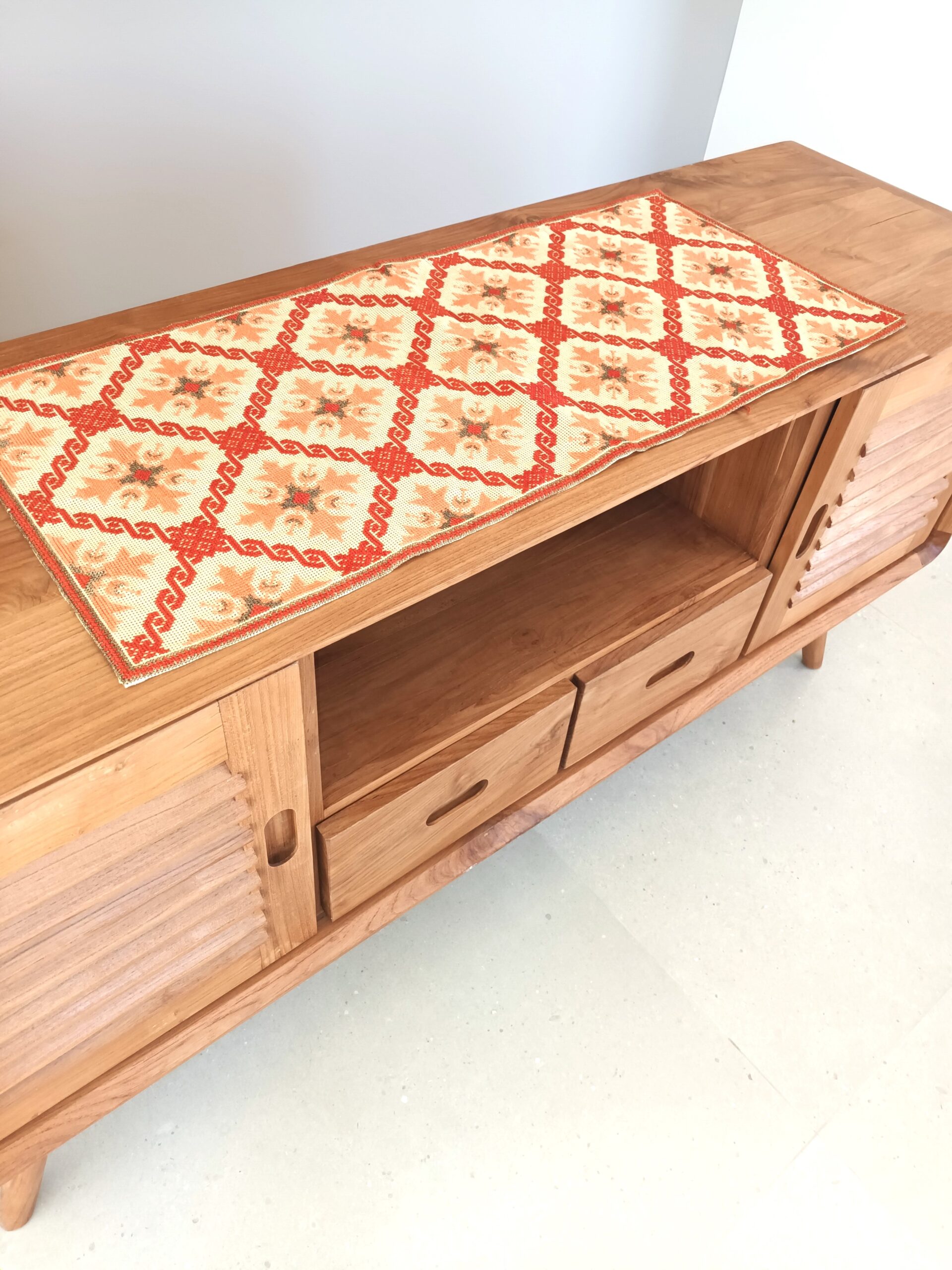 Rectangular tablecloth with embroidery in orange with geometrical patterns. Dimensions 0,40 x 0,85cm