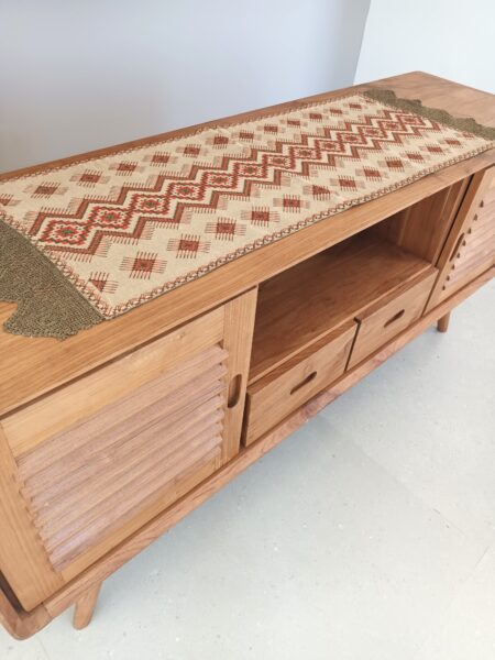 Rectangular tablecloth with embroidery in brown with geometrical patterns. Medium size. Dimensions 0,40 x 1,10m