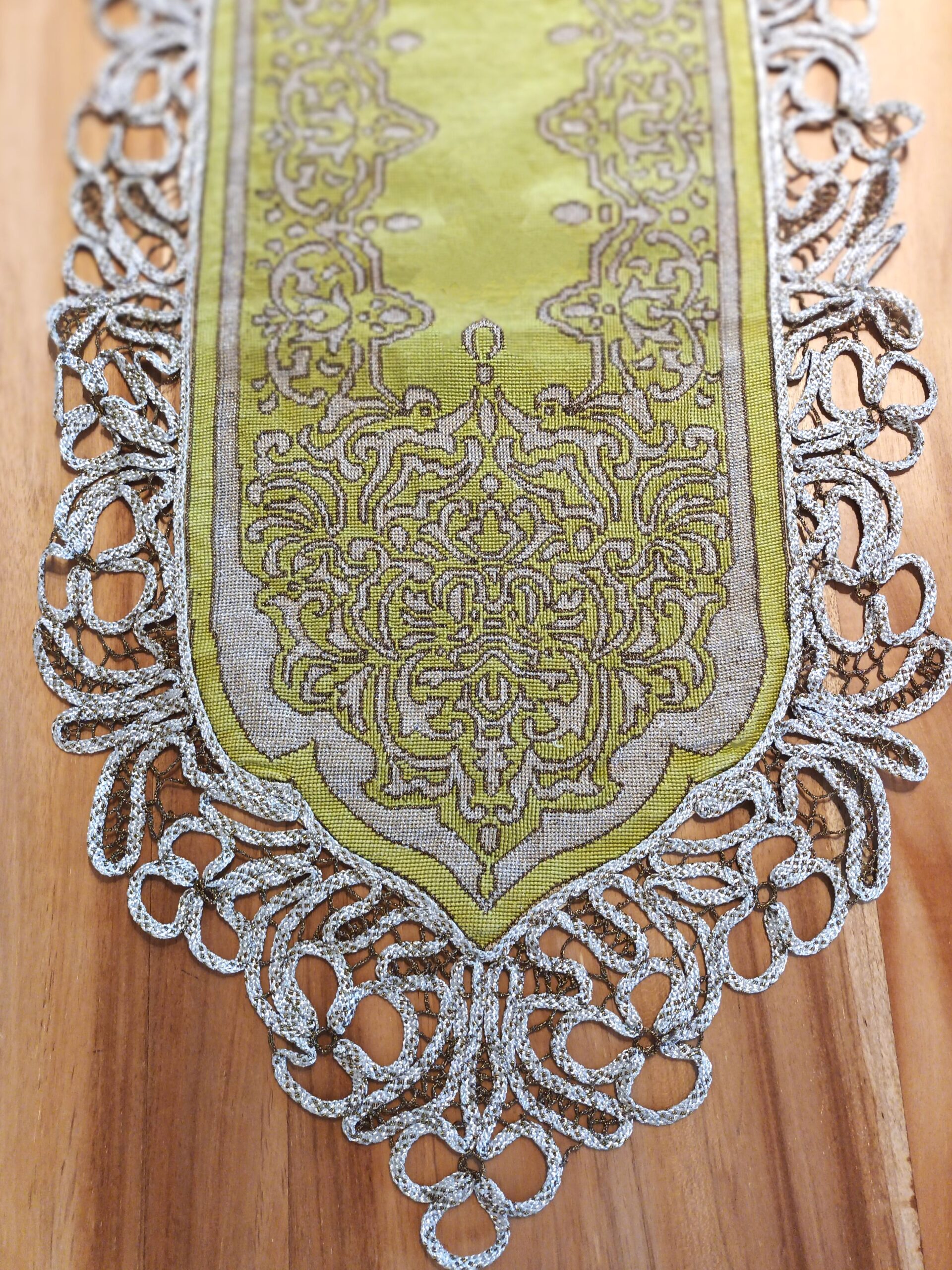 Rectangular tablecloth with embroidery and beautiful lace, colors green and silver thread. Medium size. Dimensions 0,40 x 1,60m