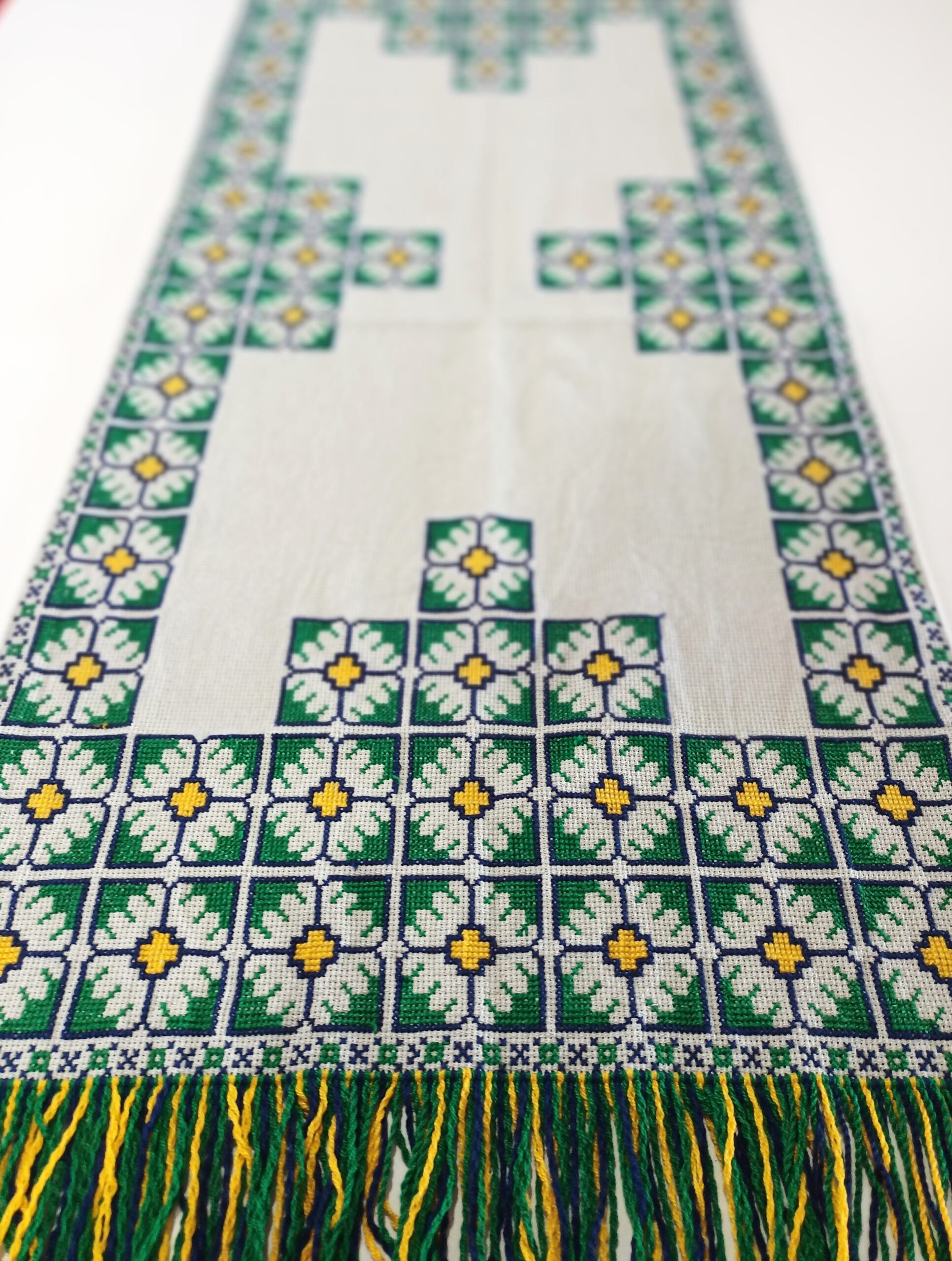 Rectangular tablecloth with embroidery in green