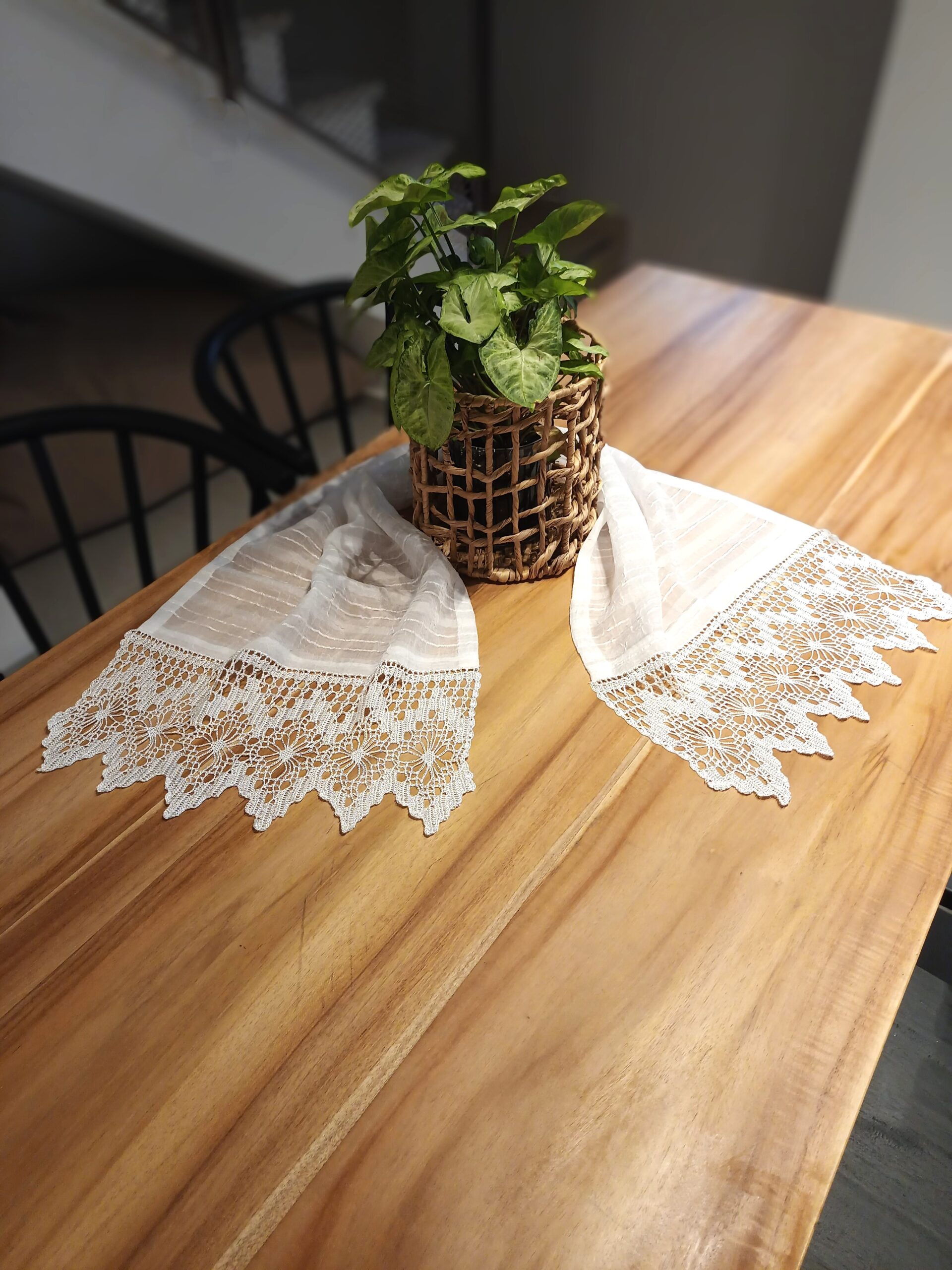 Medium tablecloth in white, mixed technique, satin linen fabric and knitted with crochet, geometrical patterns. Dimensions 0,40x 1,40m.