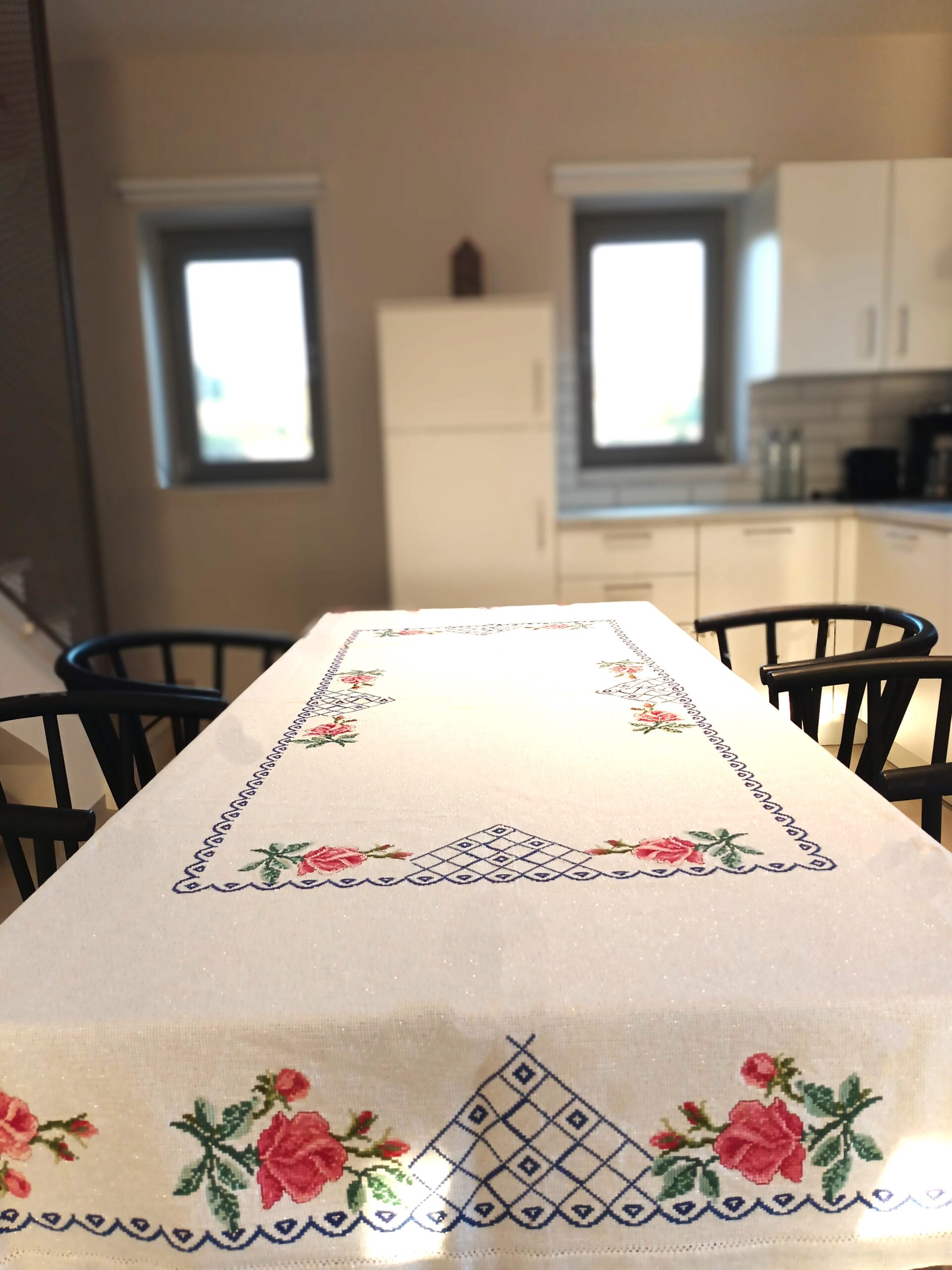 Extra large tablecloth with embroidery in cotton canva with silver threads and beautiful rosess. Dimensions 1,40 x 2,20m
