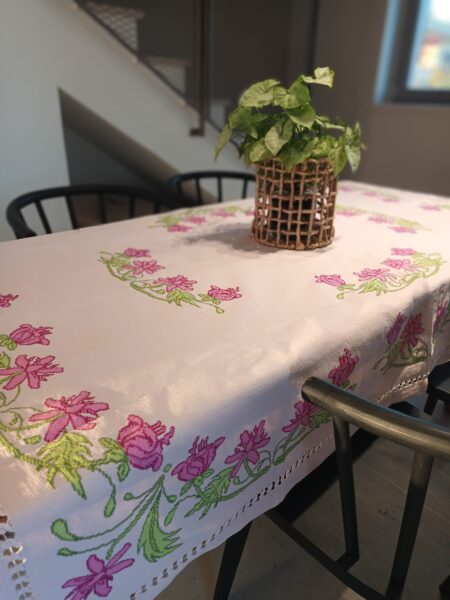 Extra large tablecloth with embroidery in pink with roses. Dimensions 1,30 x 2,00m