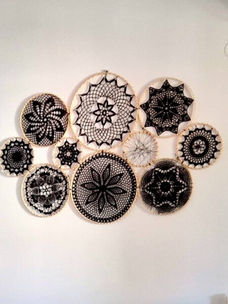 Handmade frames made with crochet, in black. A modern idea to use traditional art to our lives