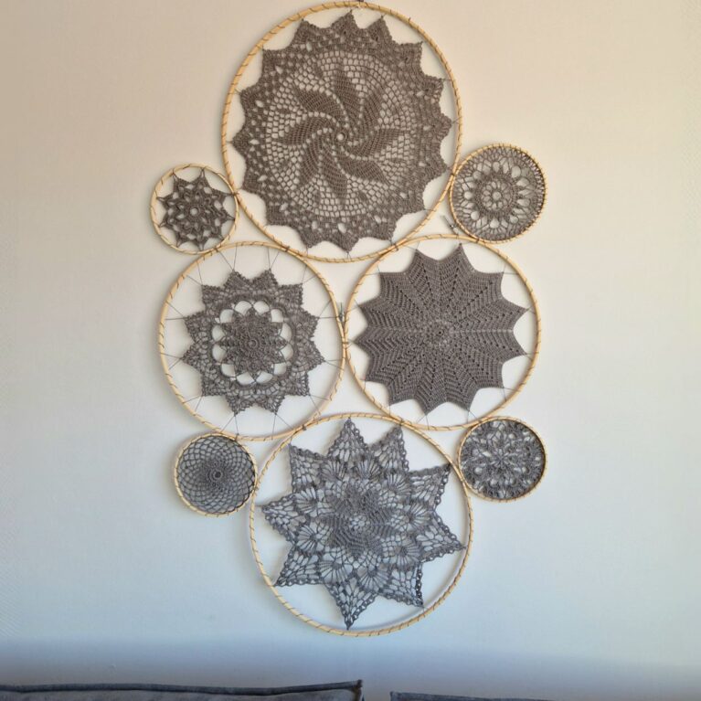 Handmade frames made with crochet, in grey. A modern idea to use traditional art to our lives